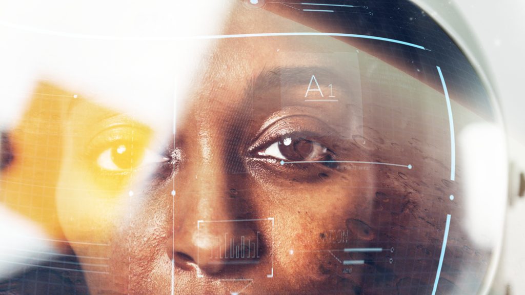 Visage d’une femme astronaute vu à travers la visière transparente de son casque spatial, avec des éléments d’interface futuriste superposés. reconnaissance visuel