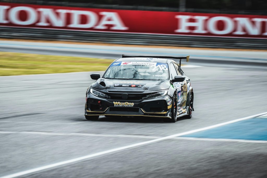 Honda Civic Type R en pleine course sur circuit, un modèle performant disponible sur Mikado Racing.