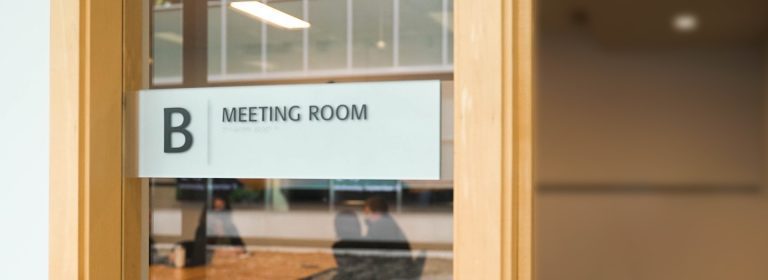 Amoureux du Classique ? La porte sublime votre bureau !