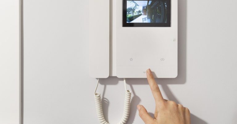 Interphone en panne : Votre commerce doit-il payer la facture ? La réponse CHOQUE !