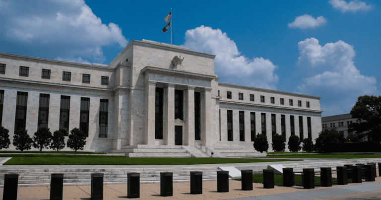 Voici ce que Trump exige et ce que cette décision controversée signifie VRAIMENT pour votre argent (vous ne devinerez jamais)